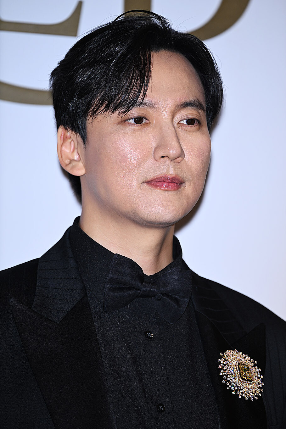 올 블랙 턱시도 위에 떠오른 황금빛 태양… 김남길, 프레드의 90년을 달다!