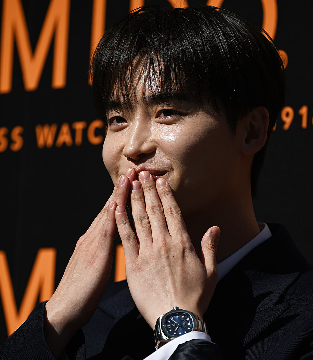 이종석, 네이비로 빚은 ‘시간의 품격’… 미도 ‘멀티포트 TV’ 곁에서 빛난 모던 젠틀맨