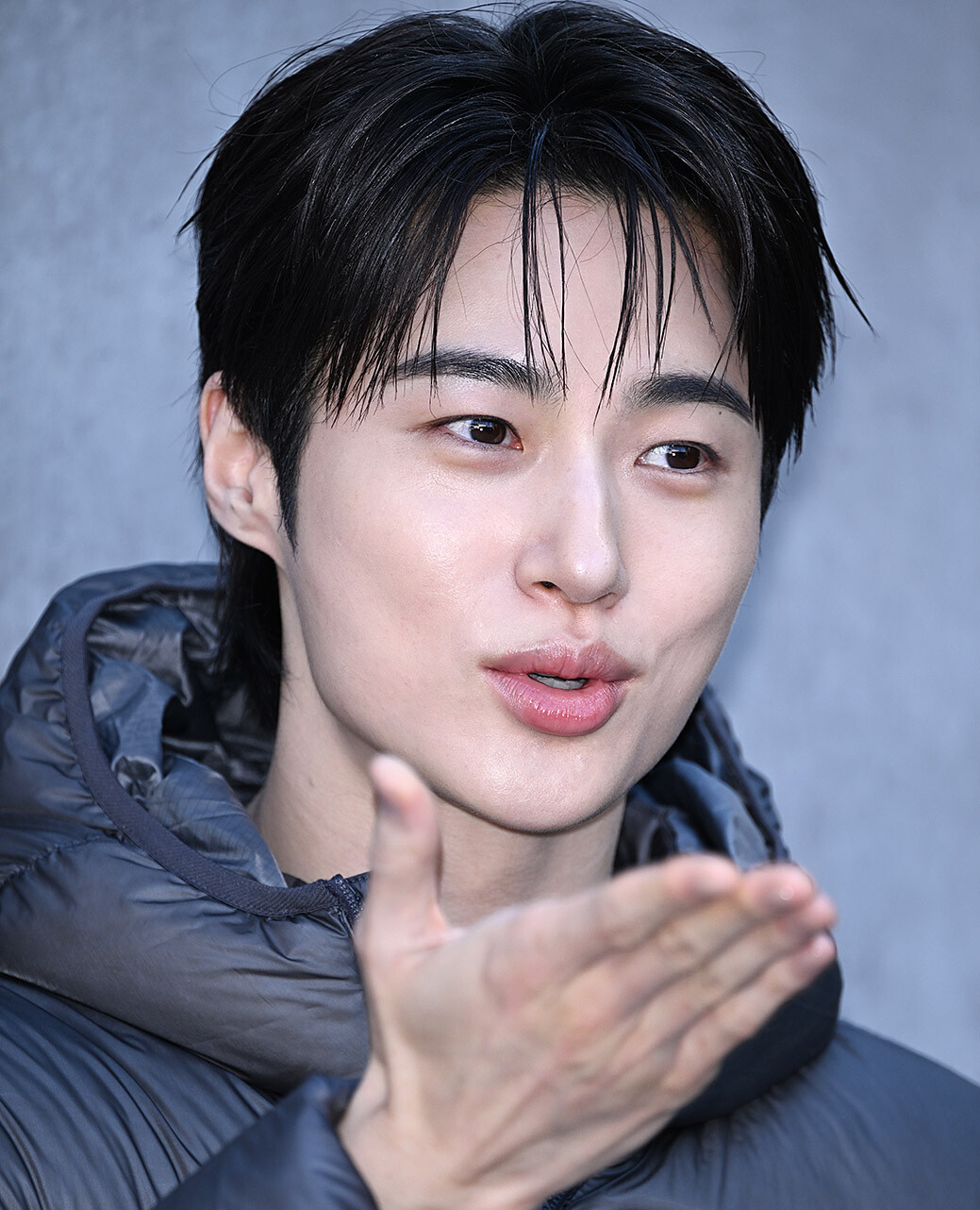 변우석, 도심에 차린 ‘겨울 베이스캠프’… 그레이 숏패딩으로 완성한 청량한 윈터룩