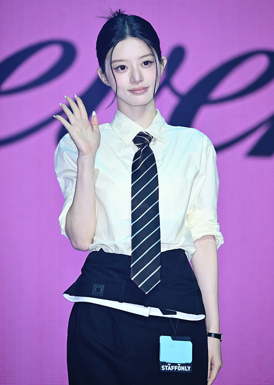 ‘체포하겠어’ 아일릿(ILLIT) 민주(MINJU), ‘STAFF ONLY’ 사원증 건 단정한 ‘흑화’…셔츠·타이로 완성한 ‘출근 요원’ 룩